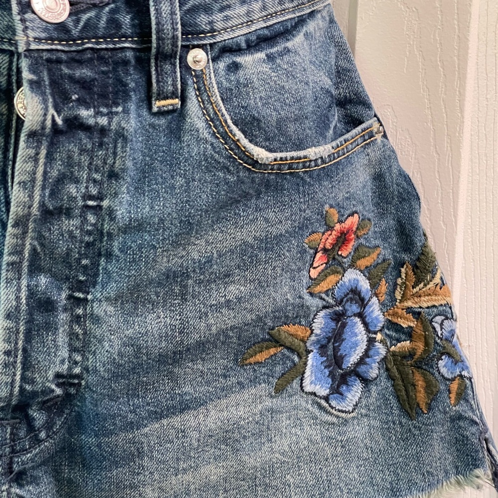 Abercrombie & Fitch boho distressed high rise embroidered floral jean shorts 26 - Picture 6 of 15